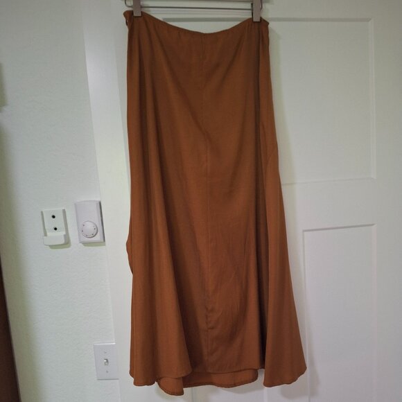 EFFORTLESS ELEGANCE SILKY MIDI SKIRT - Picture 6 of 6